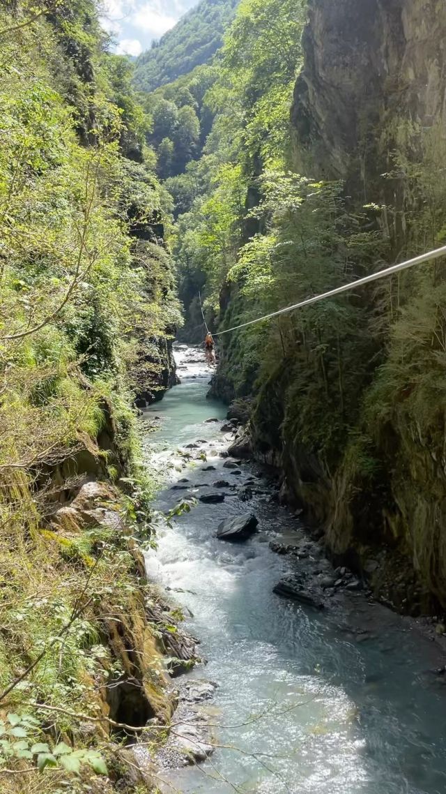 Les vrais vacances c’est ICI ! Pensez à réserver si vous voulez venir découvrir notre parcours ! ☀️ #tyroliennes #viaferrata #pontnepalais #luzsaintsauveur #luztourisme #gavarnie #hautespyrénées #adrenaline #foryou #you #pourtoi #fun #nature #montagne #bestoftheday #hiking #climbing #fyp #instagram